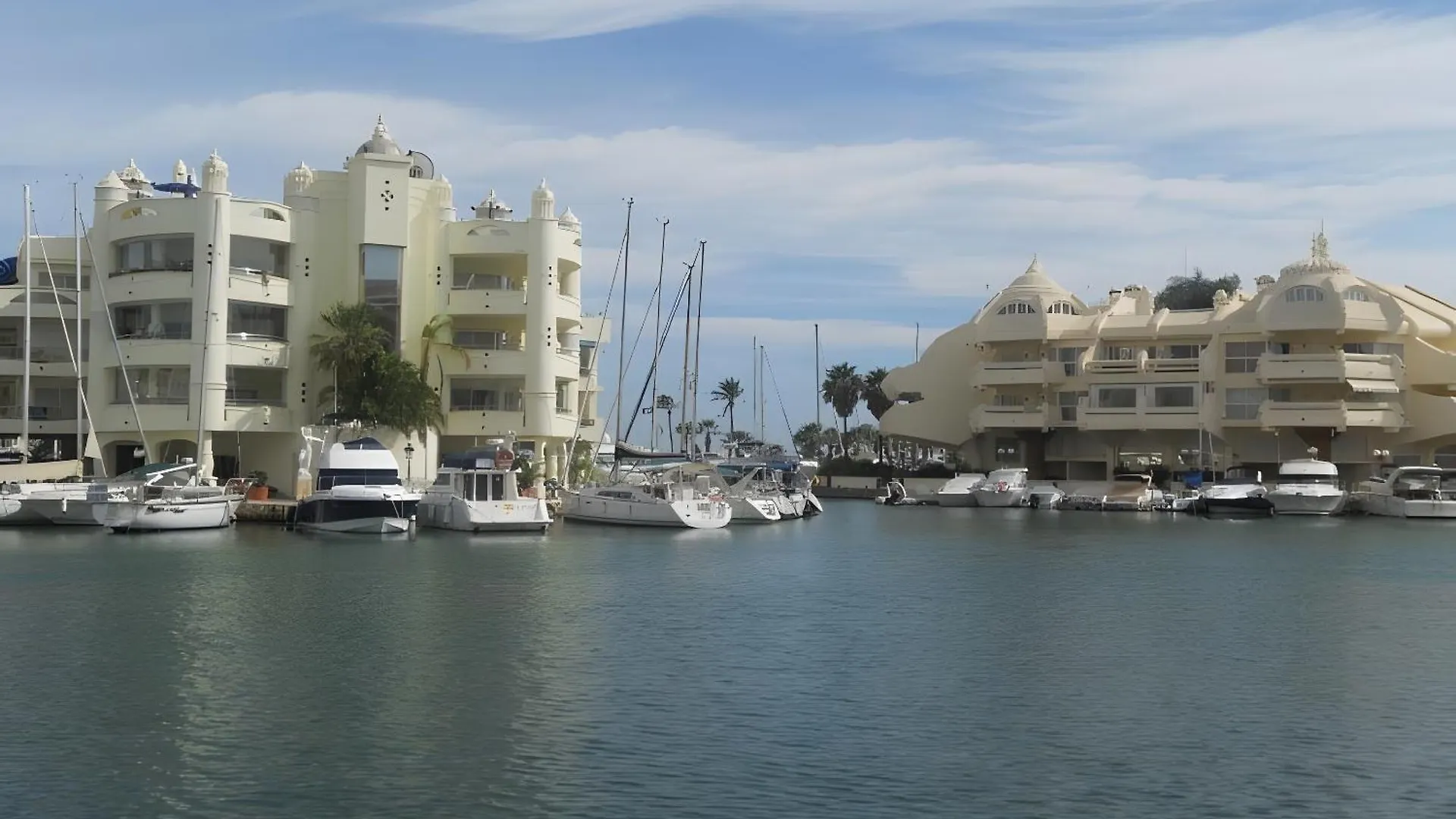 בנאלמדנה Next To Puerto Marina And The Beach