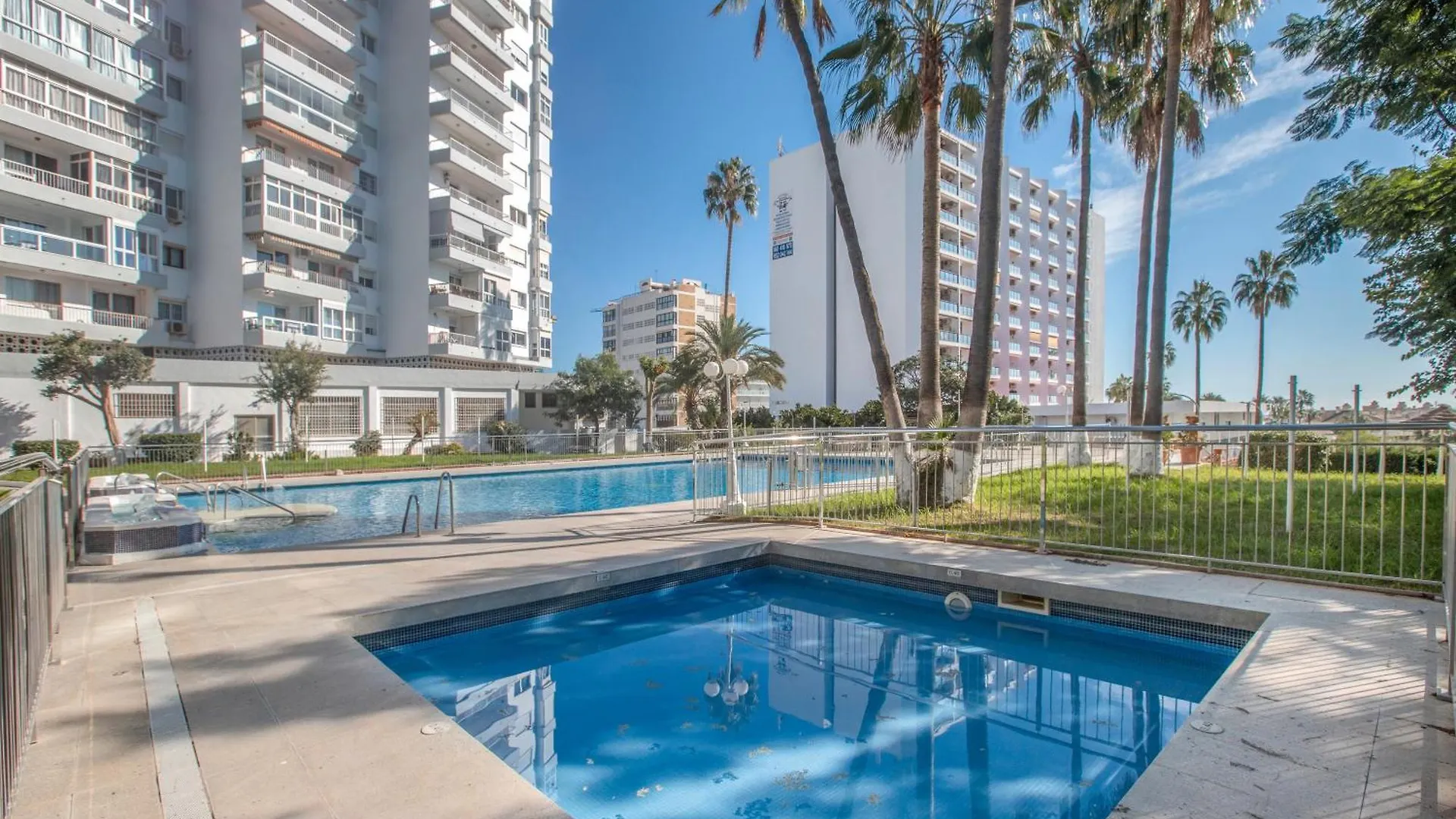 בנאלמדנה Next To Puerto Marina And The Beach